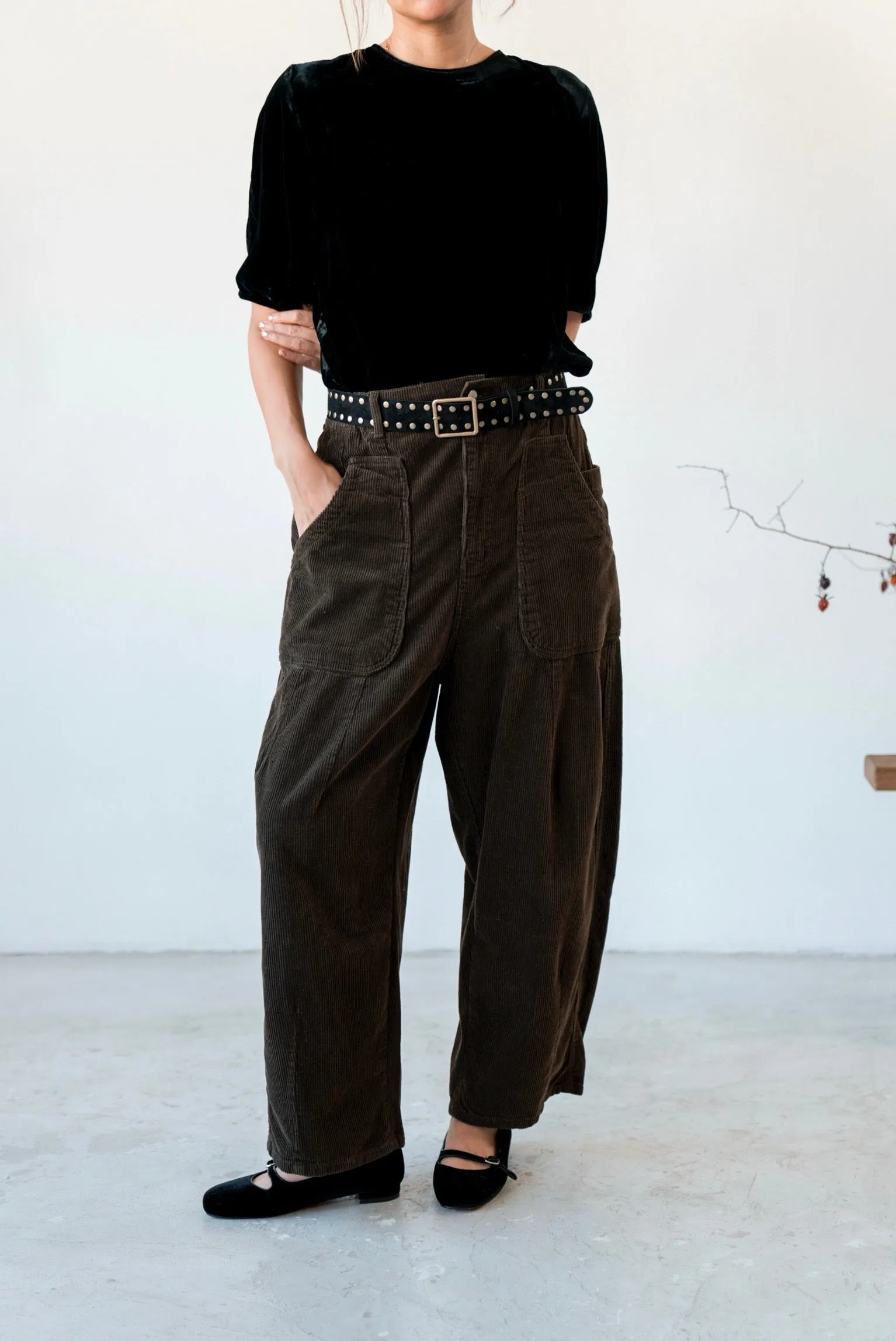 ( WHITE / KHAKI ) CORDUROY RELAXED PANTS 🌟BEST BUY🌟