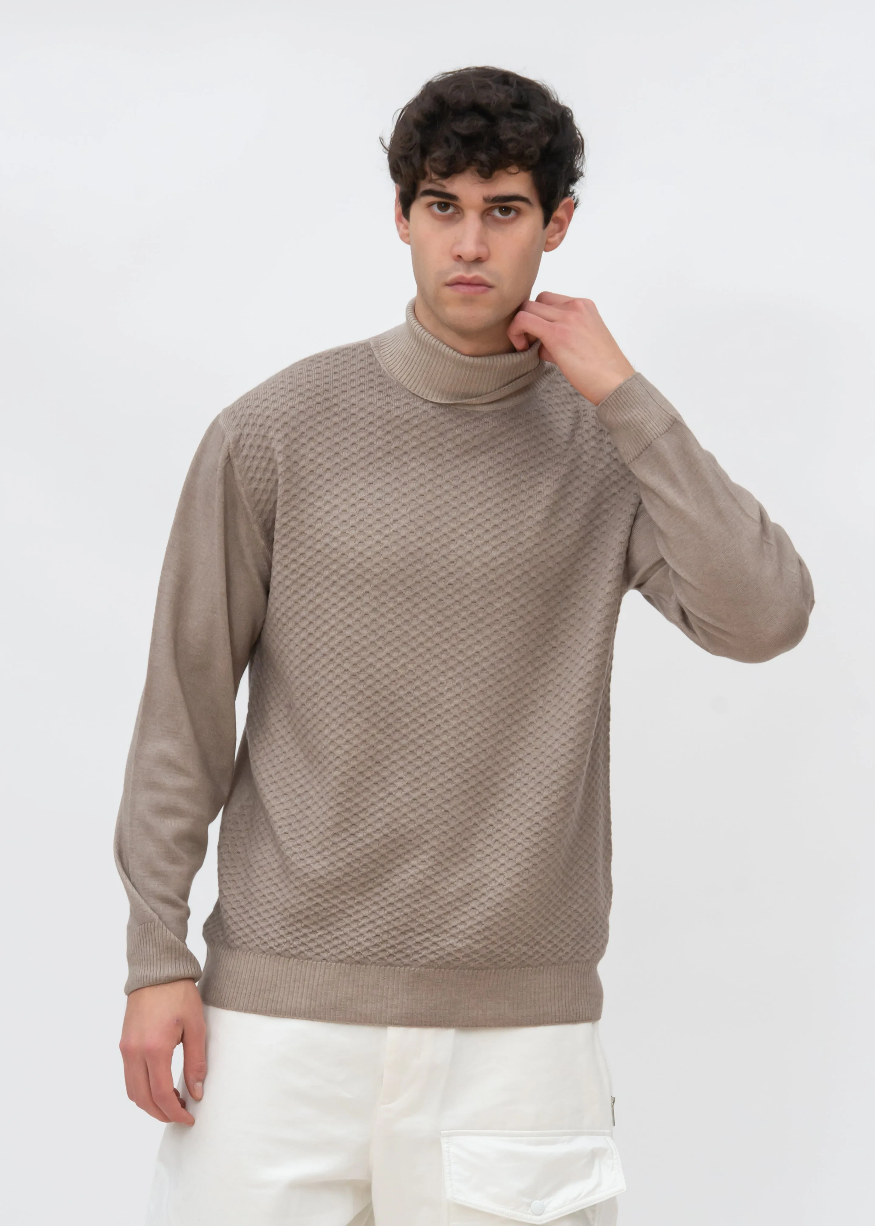 EMBOSSED TURTLENECK SWEATER