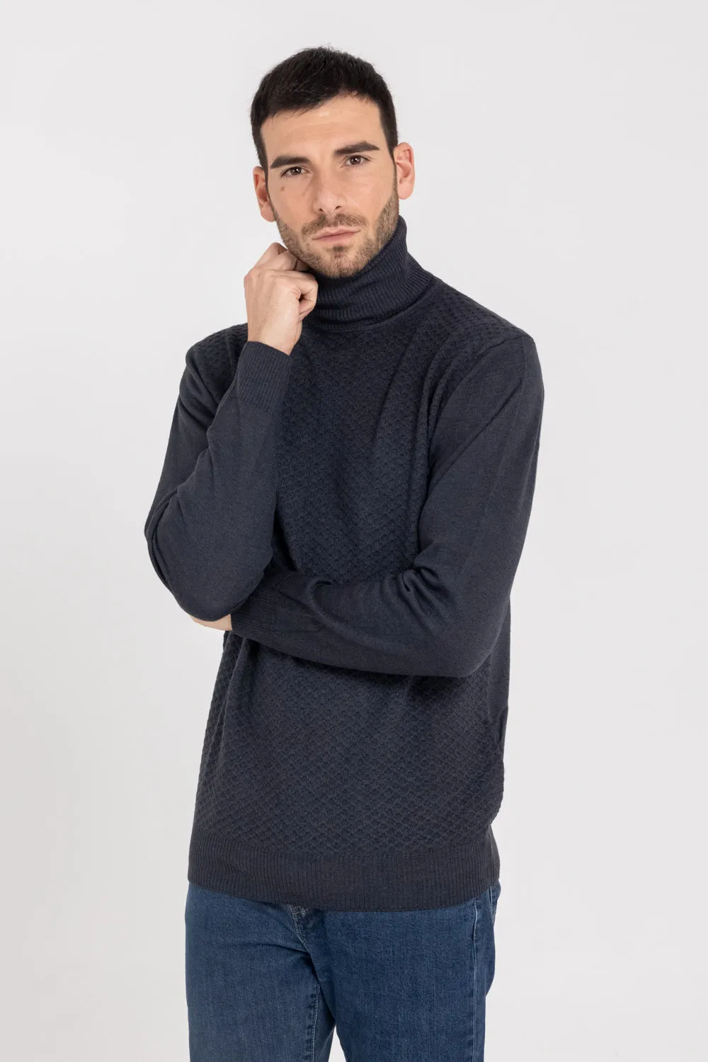 EMBOSSED TURTLENECK SWEATER